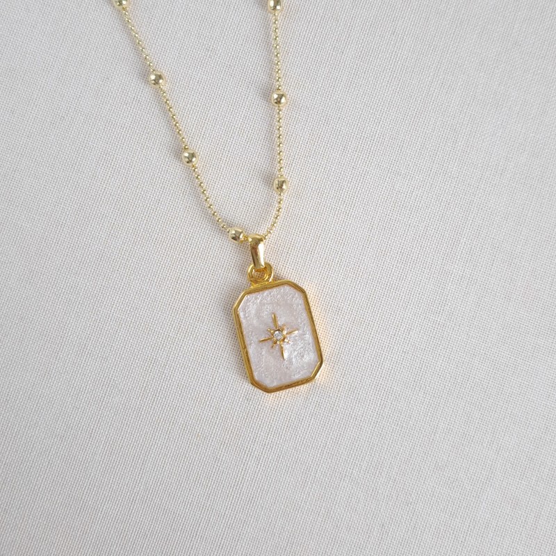 گردنبند پلاک سفید صدفی با ستاره نگین دار *