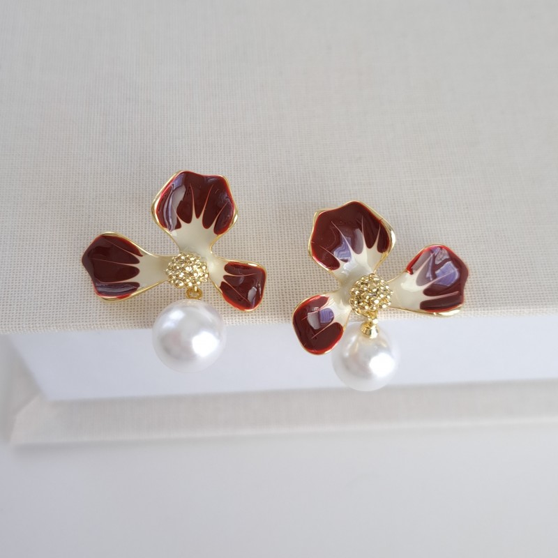 گوشواره گل سه پر آویز مروارید میناکاری زرشکی (ساخت کره)