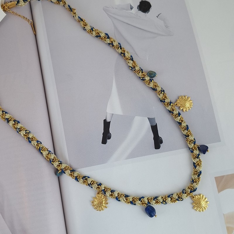 گردنبند بافت پارچه و زنجیر کرم و آبی آویز آفتاب گردون*