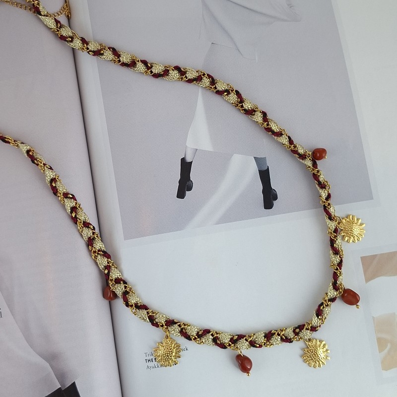گردنبند بافت پارچه و زنجیر کرم ـ زرشکی آویز آفتاب گردون*