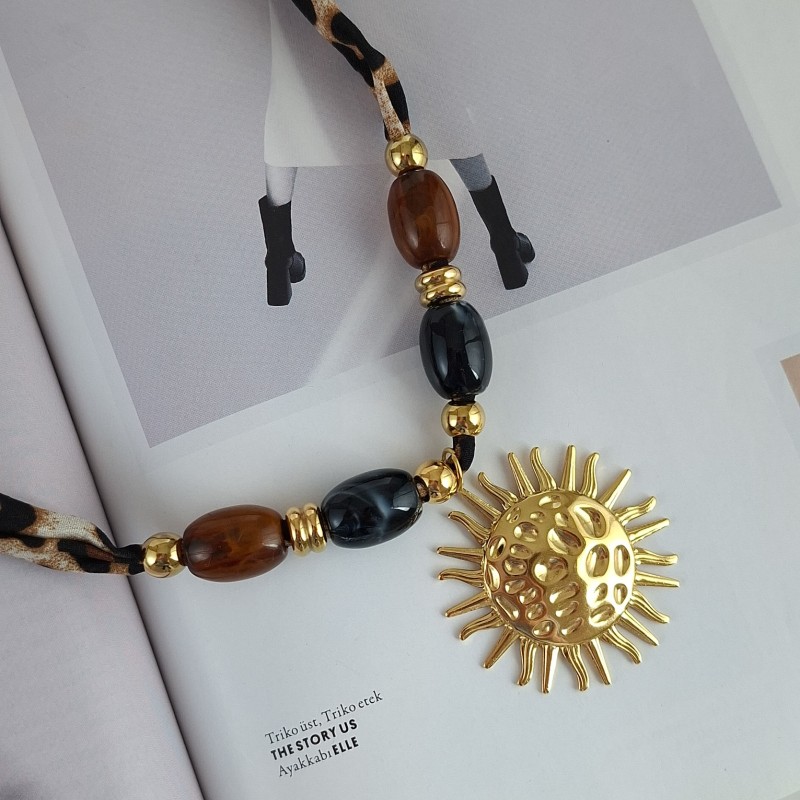 گردنبند رولباسی پارچه‌ای پلنگی مهره قهوه‌ای آویز خورشید*