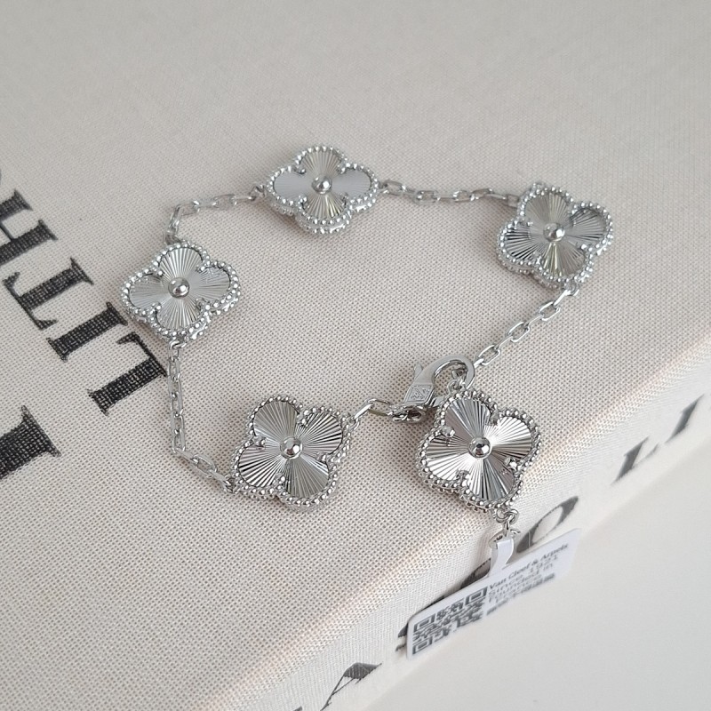 دستبند ونکلیف نقره‌ای  تراش دار مستر*