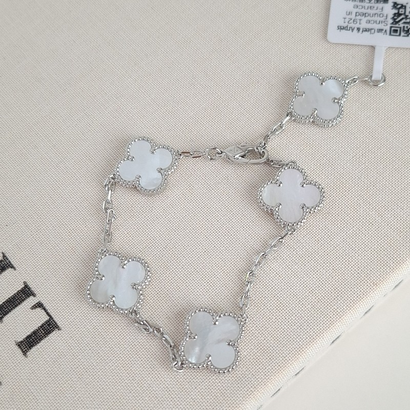 دستبند ونکلیف نقره‌ای سفید صدفی ( مستر) *