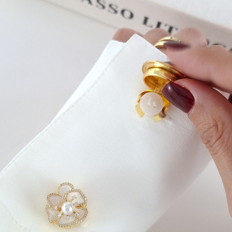 کاور دکمه گل نگین دار میناکاری سفید