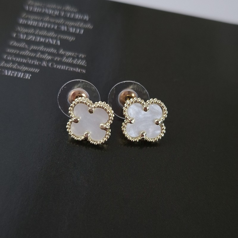 گوشواره ونکلیف سفید صدفی