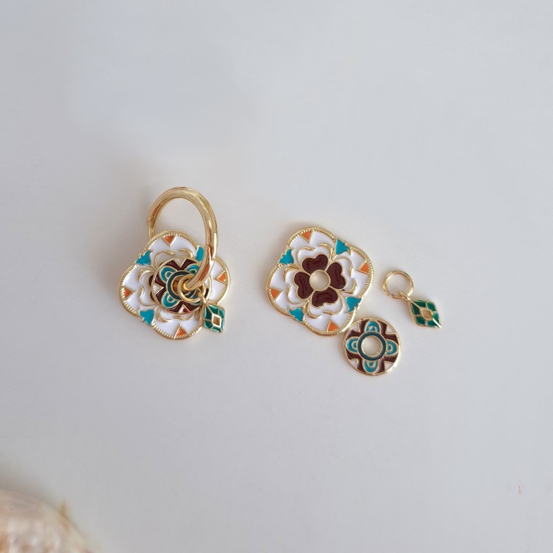 گوشواره واشری سفید با آویز لوزی