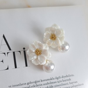 گوشواره گل پاپاتیا با آویز مروارید