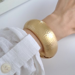 دستبند طرح زارا پهن