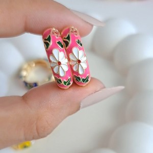 گوشواره میناکاری صورتی پررنگ گل سفید *