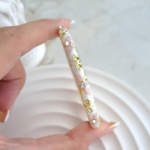 دستبند میناکاری سفید صدفی با گل گلبهی