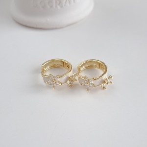 گوشواره حلقه ای شیری با گل باگت دار *