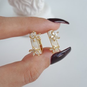 گوشواره حلقه ای شیری با گل باگت دار *
