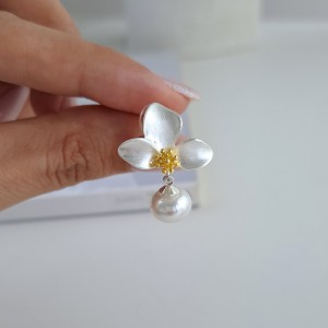 گوشواره کره ای شکوفه دو رنگ