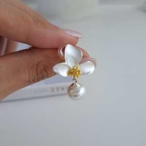 گوشواره کره ای شکوفه دو رنگ