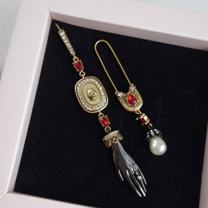 گوشواره مک کوئین دست و سنجاق (مستر) *