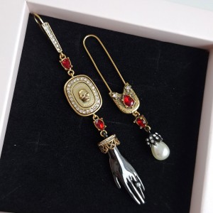 گوشواره مک کوئین دست و سنجاق (مستر) *