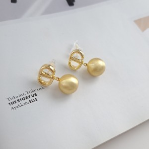 گوشواره کره ای طرح دیور طلایی