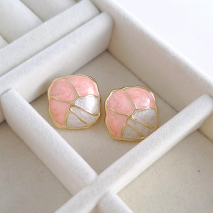 گوشواره میناکاری مربع صدفی و صورتی کوچک