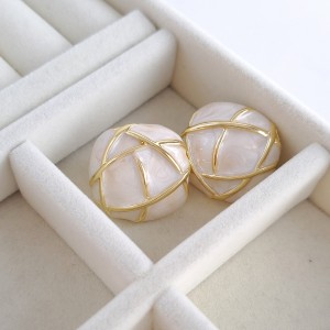 گوشواره میناکاری مربع سفید صدفی