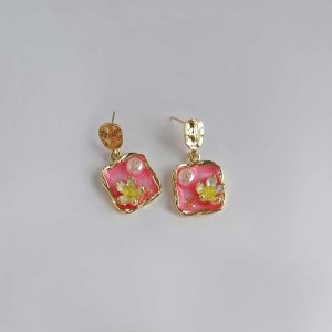 گوشواره مربعی گل ومروارید صورتی