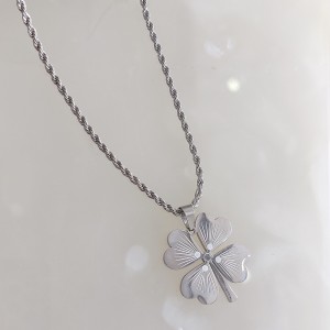 گردنبند استیل شبدر خوش‌شانسی نقره‌ای