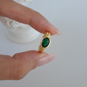انگشتر بیضی سبز
