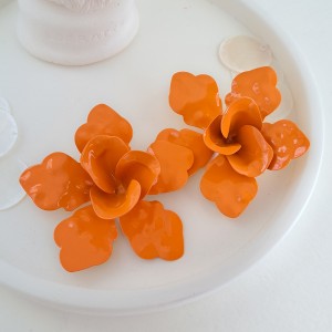 گوشواره گل درشت نارنجی زارا. *