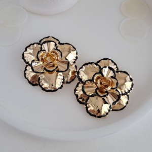 گوشواره گل طلایی دور مشکی استرادیواریوس