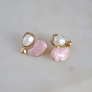 گوشواره آبرنگی صورتی و سفید انتزاعی