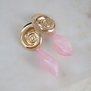 گوشواره حلزون طلایی آویز صورتی