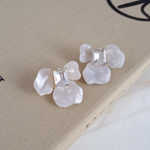 گوشواره گل سفید آبرنگی نگین مربعی