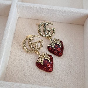 گوشواره توت‌فرنگی قرمز گوچی زنانه، طراحی فانتزی و سبک
