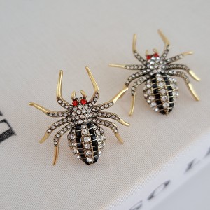 گوشواره آوانگارد بالنسیاگا با طرح عنکبوت