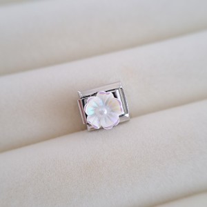 چارم نومینیشن گل برجسته سفید پایه نقره ای *