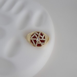 انگشتر هشت‌ضلعی عسلی نگین‌دار