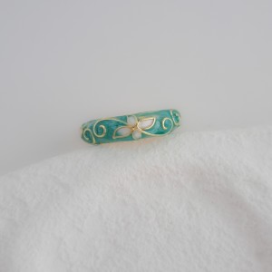 انگشتر سه گل سبز زمینه سبز