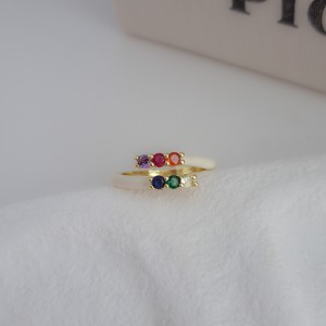 انگشتر گرد روی هم میناکاری سفید و نگین‌های رنگی