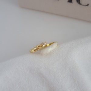 انگشتر گرد روی میناکاری سفید و طلایی