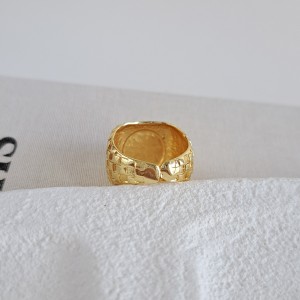 نمای پشت انگشتر مربعی سنگ آبی