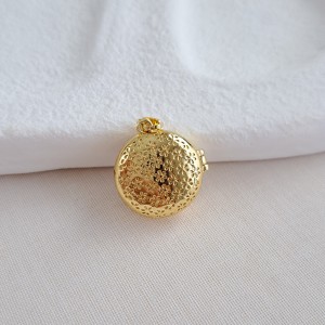 پشت گردنبند لاکت دایره‌ای طرح خورشید صورتی