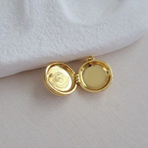 داخل گردنبند لاکت دایره‌ای طرح خورشید صورتی