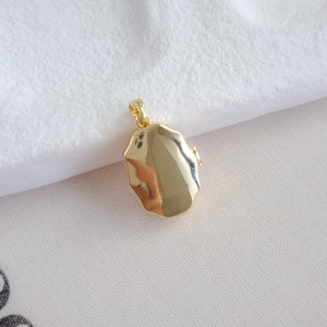 پشت گردنبند لاکت صورتی طرح پروانه طلایی