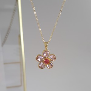 گردنبند گل صورتی سواروسکی نمای نزدیک*