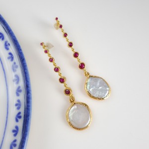 گوشواره بلند نگین صورتی و مروارید باروک طبیعی *