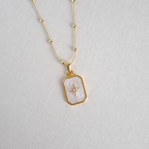 گردنبند پلاک سفید صدفی با ستاره نگین دار *