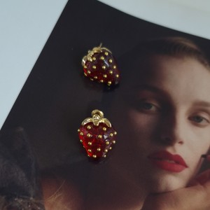 گوشواره توت فرنگی قرمز و طلایی