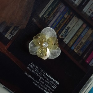 کاور دکمه گل توری و گل طلایی*