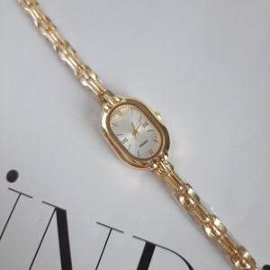 ساعت صفحه بیضی سفید بند دستبندی*