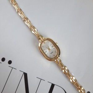 ساعت صفحه زرشکی بنساعت صفحه بیضی سفید بند دستبندید دستبندی*