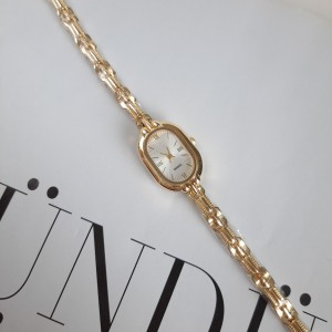 ساعت صفحه بیضی سفید بند دستبندی*